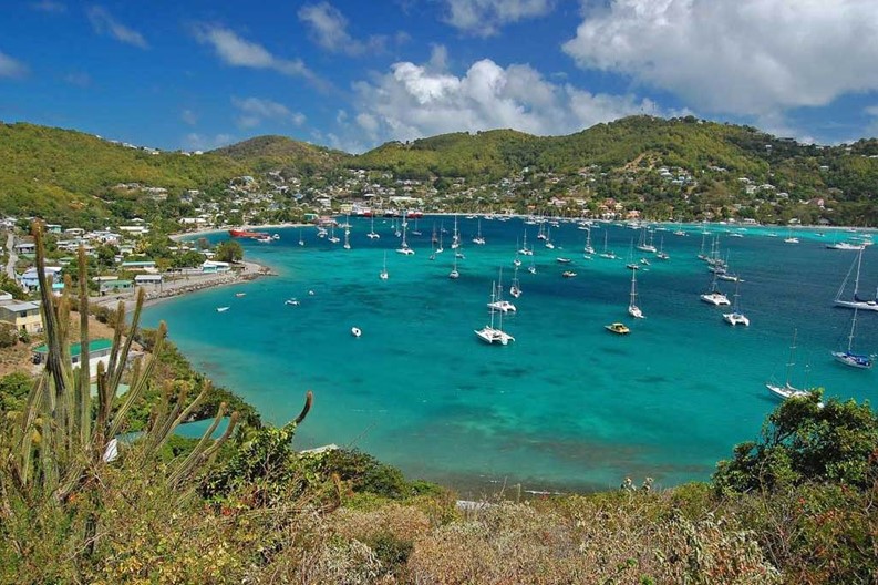 73164526-admiralty-bay-from-hamilton-fort-on-bequia-island